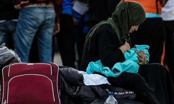 Πρόσφυγες περιθάλπουν τον Έλληνα σπιτονοικοκύρη τους που έμεινε κατάκοιτος