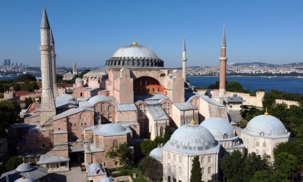 Κωνσταντινούπολη τέλος για μεγάλο ταξιδιωτικό γραφείο της Θεσσαλονίκης: «Αγία και τζαμί δεν γίνεται!»