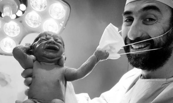 Σύμβολο ελπίδας: Νεογέννητο αφαιρεί τη μάσκα γιατρού