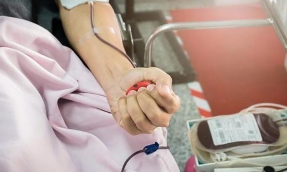 Εθελοντής αιμοδότης πήγε να δώσει αίμα και αστυνομικοί τού επέβαλαν πρόστιμο 300 ευρώ