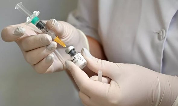 Δημοσκόπηση: Τρεις στους 10 Έλληνες είναι αρνητικοί στον εμβολιασμό
