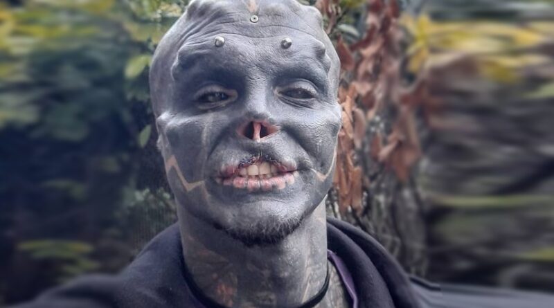 Αντρας γεμάτος τατουάζ έκοψε τη μύτη και το πάνω χείλος για να φαίνεται σαν «μαύρος εξωγήινος»