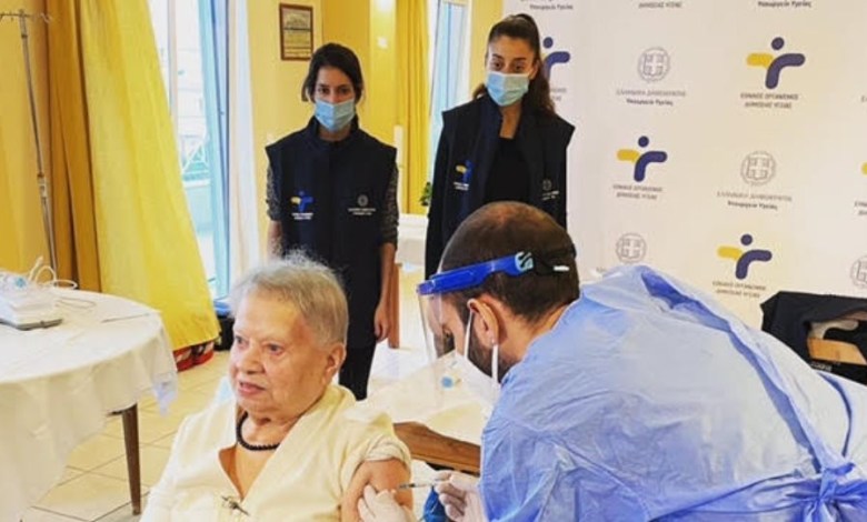 Η 95χρονη κυρία Δέσποινα είναι η πρώτη που εμβολιάστηκε σε οίκο ευγηρίας για τον κορωνοϊό