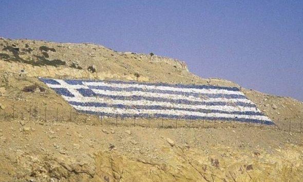 Ίμια: Έλληνας καπετάνιος έριξε στεφάνι τιμώντας τους τρεις ήρωες Έλληνες αξιωματικούς