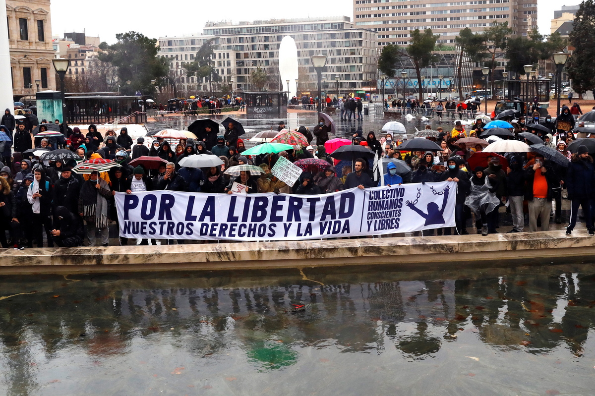 Χιλιάδες Ισπανοί στο κέντρο της Μαδρίτης εναντίον των περιοριστικών μέτρων: «Δεν υπάρχει ιός»