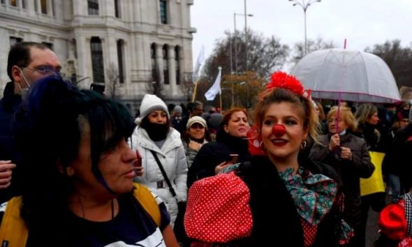 Κορωνοϊός: Μαζική διαδήλωση στη Μαδρίτη ενάντια στην «απάτη» του Covid