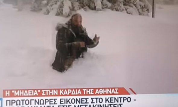 Ρεπόρτερ του ANT1 περπατάει στα γόνατα για να δείξει το ύψος του χιονιού