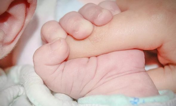 Γιατρός πούλησε νεογέννητο μωρό επειδή οι γονείς του δεν είχαν να πληρώσουν τη γέννα