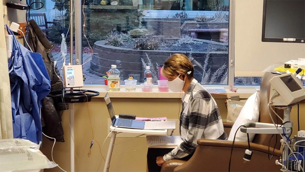 Νηπιαγωγός διδάσκει τους μαθητές της από το νοσοκομείο την ώρα που κάνει χημειοθεραπεία