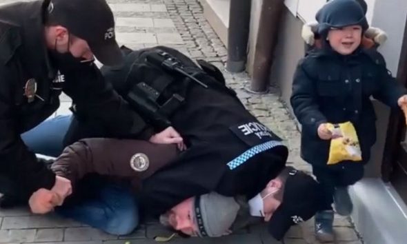 Τσεχία: «Αστυνομικοί σωριάζουν στο έδαφος άνδρα χωρίς μάσκα, μπροστά στο 3 ετών παιδί του»