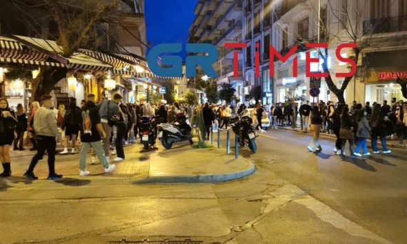 Θεσσαλονίκη: Κανένα μέτρο προστασίας – Ατελείωτες ουρές από πλήθος για ένα ποτό take away
