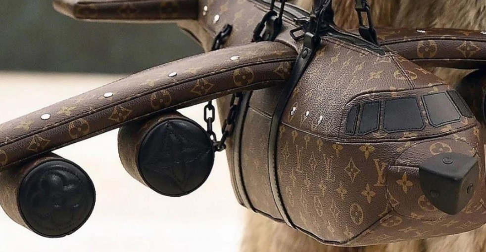Η νέα τσάντα-αεροπλάνο της Louis Vuitton κοστίζει περισσότερο και από το να αγόραζες το πραγματικό
