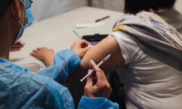 Εμβολιαστικό Κέντρο της Λαμίας: Γιατρός έλεγε στον κόσμο ότι κινδυνεύει από το εμβόλιο!