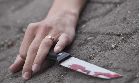 Έκοψε με μαχαίρι το πέος του αφεντικού της επειδή προσπάθησε να τη βιάσει