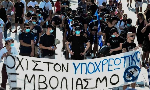 Σύνταγμα: Έλληνες βγήκαν στους δρόμους διαμαρτυρόμενοι για τον υποχρεωτικό εμβολιασμό