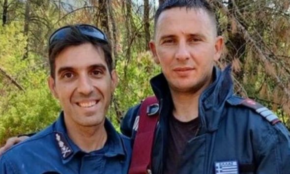 Έλληνας πυροσβέστης έδωσε τη γαλανόλευκη σε Ρουμάνο συνάδελφό του: «Έχετε κερδίσει τις καρδιές μας»