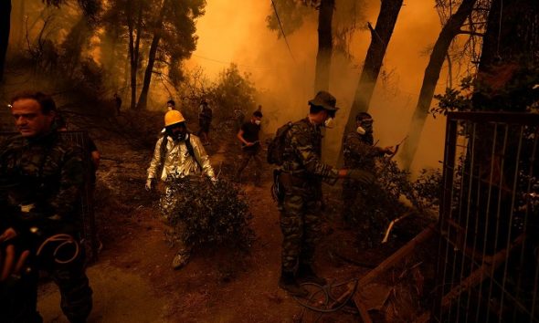 Σεμινάριο πυρόσβεσης: 5 απλά πράγματα που έκαναν οι Ρουμάνοι πυροσβέστες για να ανακόψουν τη φωτιά στην Εύβοια
