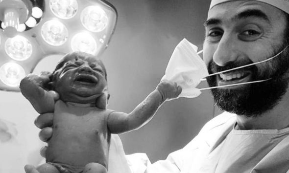 Νεογέννητο βγάζει τη μάσκα γιατρού και στέλνει μήνυμα ελπίδας