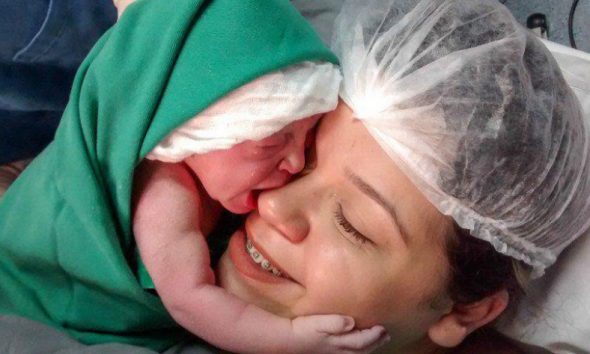 Νεογέννητο λίγων λεπτών αγκαλιάζει τρυφερά τη μαμά του για πρώτη φορά