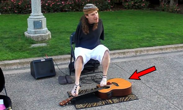 Άνθρωπος χωρίς χέρια παίζει καταπληκτικά κιθάρα με τα ακροδάχτυλα των ποδιών του