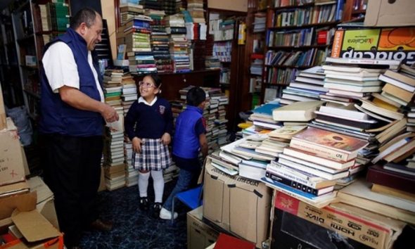 Σκουπιδιάρης μάζεψε 25.000 βιβλία από τα σκουπίδια και με αυτά έφτιαξε βιβλιοθήκη για τα φτωχά παιδιά. Οι φωτογραφίες είναι εκπληκτικές.