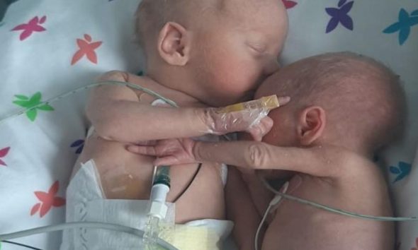 Νεογέννητο κοριτσάκι έζησε από θαύμα και αγκαλιάζει τον δίδυμο αδερφούλη της