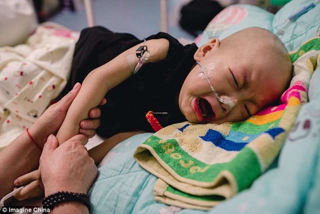 Μωρό με καρκίνο κλαίει και ζητά την μαμά του χωρίς να ξέρει ότι το εγκατέλειψε λόγω της ασθένειας του