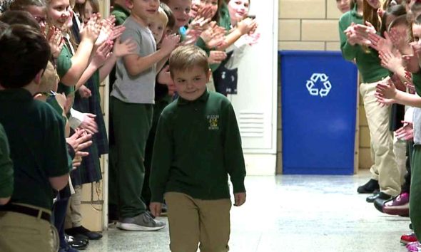 6 ετών παιδί νίκησε τον καρκίνο και όλο το σχολείο τον υποδέχτηκε με χειροκροτήματα