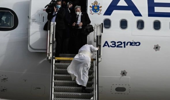Πάπας Φραγκίσκος: Παραπάτησε την ώρα που ανέβαινε στο αεροπλάνο στο «Ελευθέριος Βενιζέλος»
