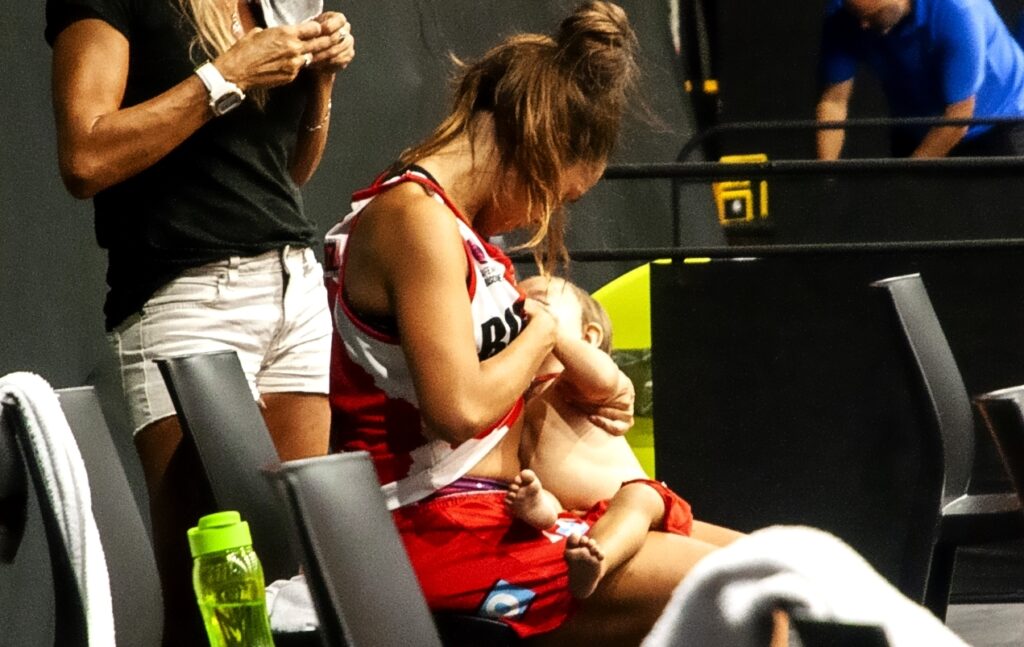 Μπασκετμπολίστρια θηλάζει το μωρό της στον πάγκο της ομάδας και στέλνει ένα δυνατό μήνυμα