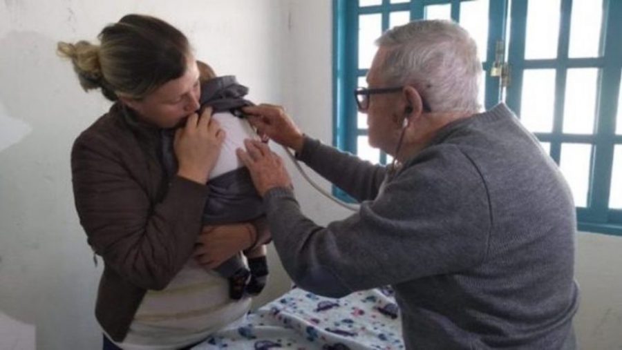 Ένας παιδίατρος με μεγαλείο ψυχής: Στα 92 του εξετάζει φτωχά παιδιά δωρεάν