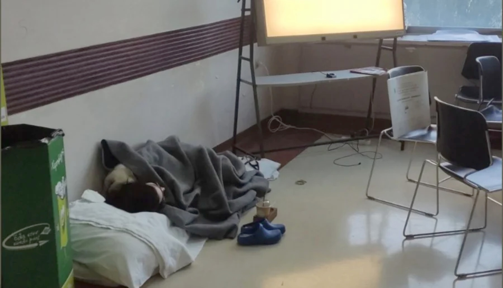 Εικόνες ΝΤΡΟΠΗΣ στον «Ευαγγελισμό»: Εξουθενωμένοι υγειονομικοί κοιμούνται στο πάτωμα