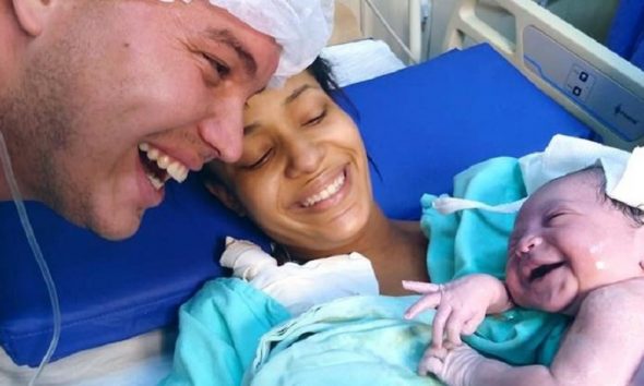 Το νεογέννητο μωρό καλωσορίζει τον μπαμπά με ένα χαμόγελο ακτινοβολίας Αμέσως αναγνωρίζει τη φωνή του