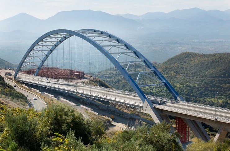Μια από τις μεγαλύτερες τοξωτές γέφυρες του κόσμου και δεύτερη σε μήκος στην Ελλάδα βρίσκεται στην καρδιά της Πελοποννήσου 
