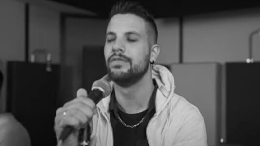 Ο Μάνος Δασκαλάκης προμοτάρει το νέο του τραγούδι στο Youtube και οι χρήστες τον… «στολίζουν»