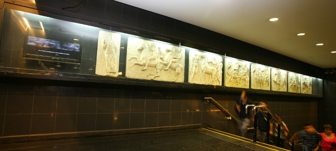 Σταθμός μετρό στη Χιλή ονομάζεται Ελλάδα και είναι γεμάτος Αρχαία έργα τέχνης