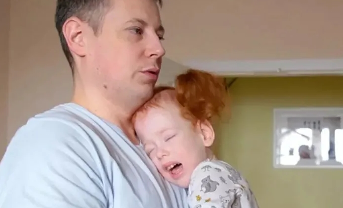 Χήρος πατέρας εγκατέλειψε τα πάντα για να φροντίσει την κόρη του που πάσχει από εγκεφαλική παράλυση