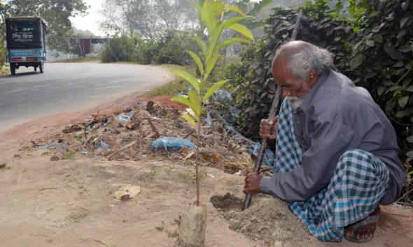 Φτωχός άνθρωπος από το Μπαγκλαντές φυτεύει ένα δέντρο κάθε μέρα