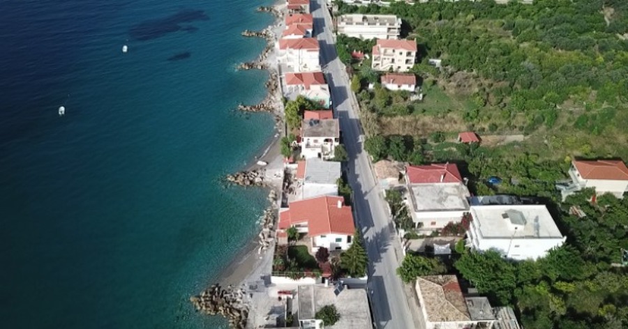 Το Μαϊάμι της Ελλάδος: Το Ελληνικό χωριό που κάθε σπίτι έχει τη δική του παραλία