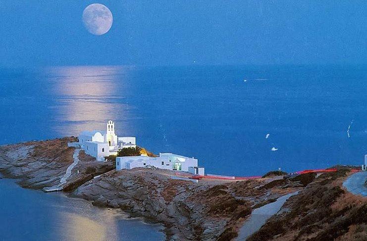 Σίφνος: Το ελληνικό νησί με τις 235 εκκλησίες που σε μαγεύει με τις ομορφιές του