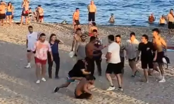 Πολίτες ξυλοκοπούν αλλοδαπούς που βιντεοσκοπούσαν κορίτσια σε παραλία της Αττάλειας