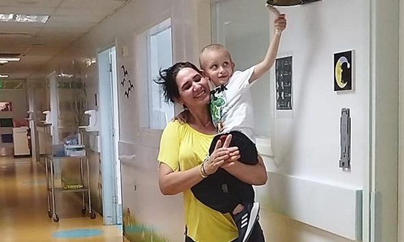 Μικρός ήρωας: Ο Νικόλας κέρδισε τον καρκίνο και χτύπησε δυνατά το καμπανάκι της νίκης