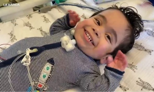 Αγοράκι τριών ετών που πέρασε όλη του τη ζωή στο νοσοκομείο, πάει για πρώτη φορά στο σπίτι του