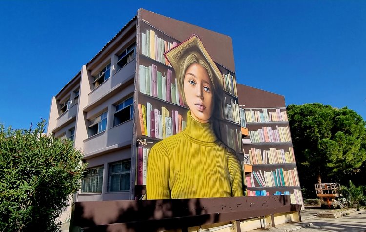 Γιγάντια τοιχογραφία μεταμόρφωσε σε έργο τέχνης το κτίριο του 4ου Γυμνάσιο Χαλανδρίου