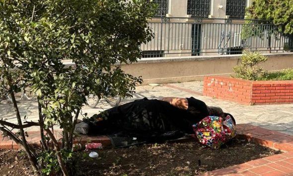 Ελλάδα 2022: Άστεγος άντρας δεν μπόρεσε να καλύψει το στεγαστικό του δάνειο και κοιμάται στο πεζοδρόμιο
