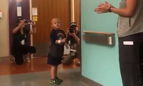 Με χειροκροτήματα βγήκε από το νοσοκομείο ο 4χρονος Τζόσουα που νίκησε τον καρκίνο