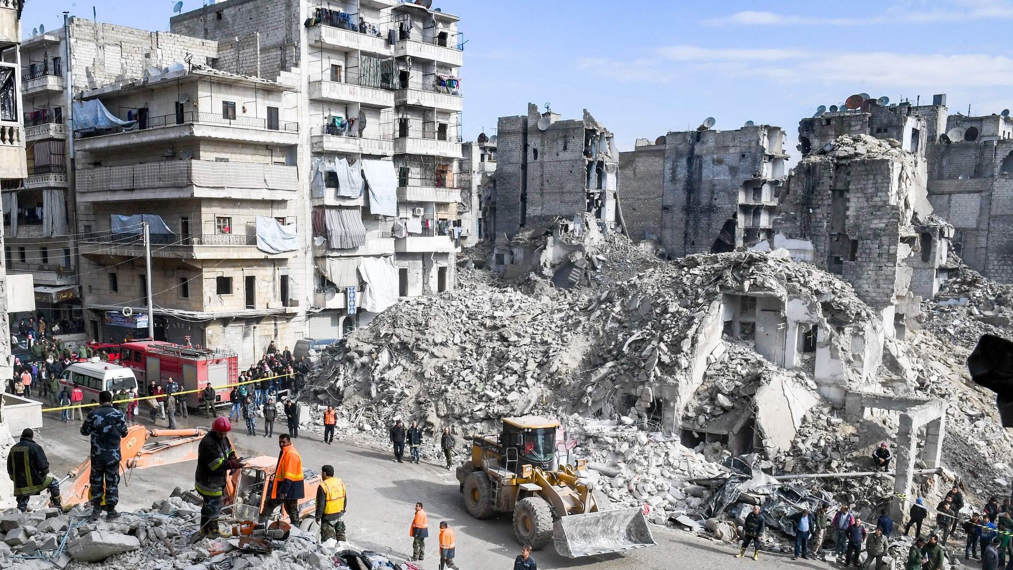 Syria war: Aleppo building collapse kills 11 - BBC News