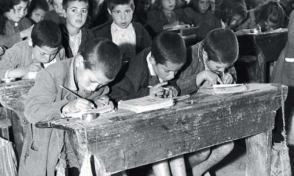 Παλιές ασπρόμαυρες φωτογραφίες ελληνικών σχολείων μιας άλλης ξεχασμένης εποχής