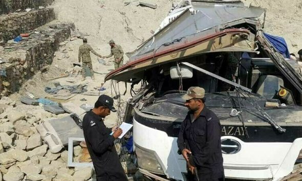 Τραγωδία στο Πακιστάν: Τουλάχιστον 41 νεκροί από λεωφορείο που έπεσε σε χαράδρα και τυλίχθηκε στις φλόγες