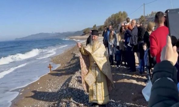 Μεσσηνία: Ιερέας έριξε τον Τίμιο Σταυρό με καλάμι ψαρέματος